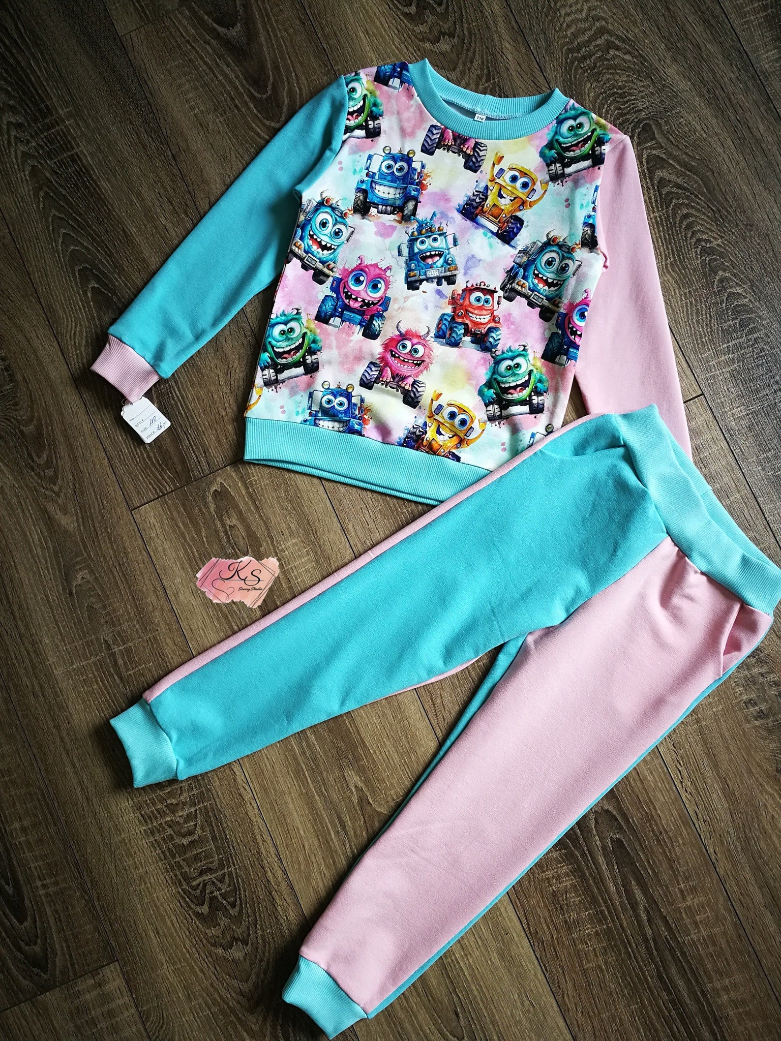 Kostiumėlis " Mašinėlės" 110 dydis