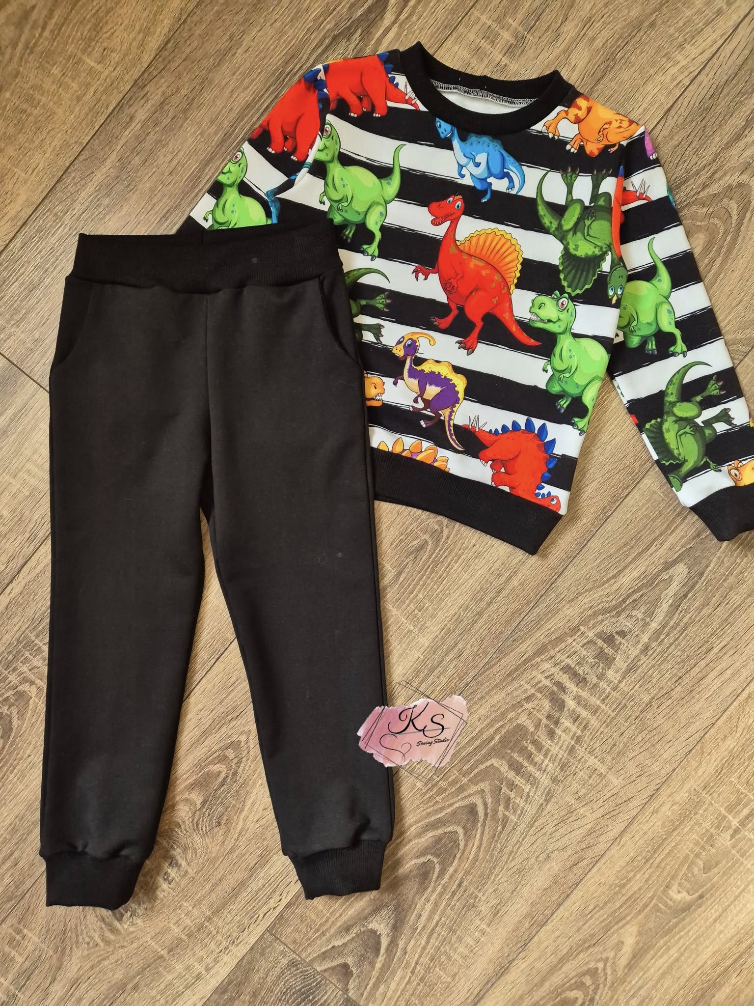 Kostiumėlis "Dinozaurai"104 dydis