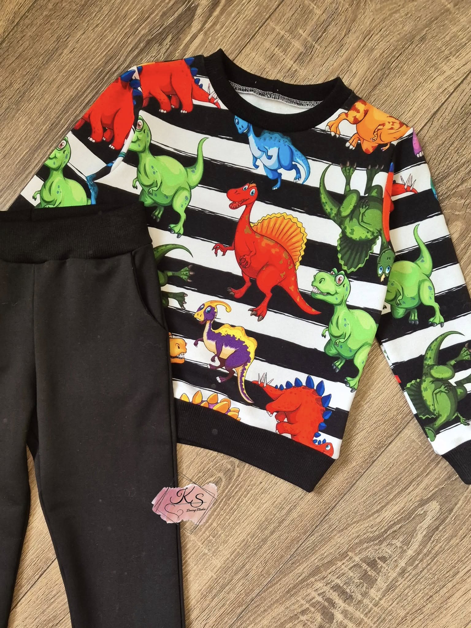 Kostiumėlis "Dinozaurai"104 dydis