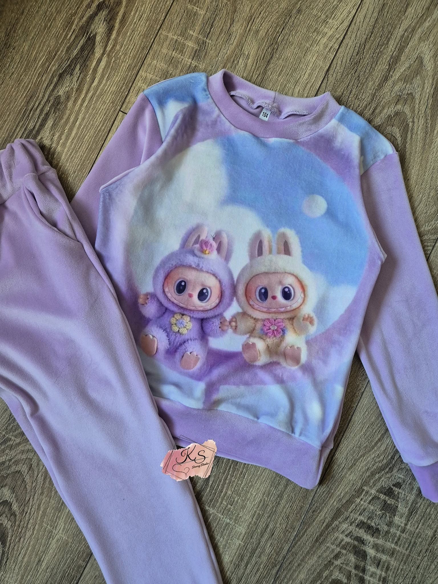 Kostiumėlis "Dvi Labubu" 104 dydis