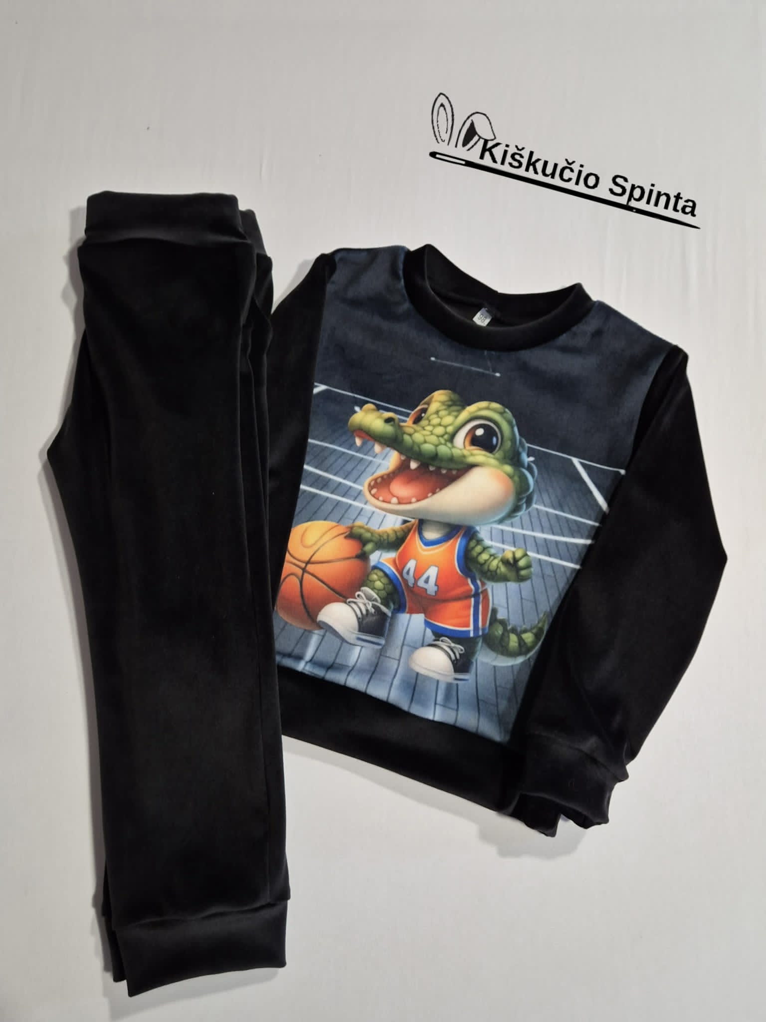 Soft veliūro kostiumėlis "Krokodilas su kamuoliu" 98 dydis