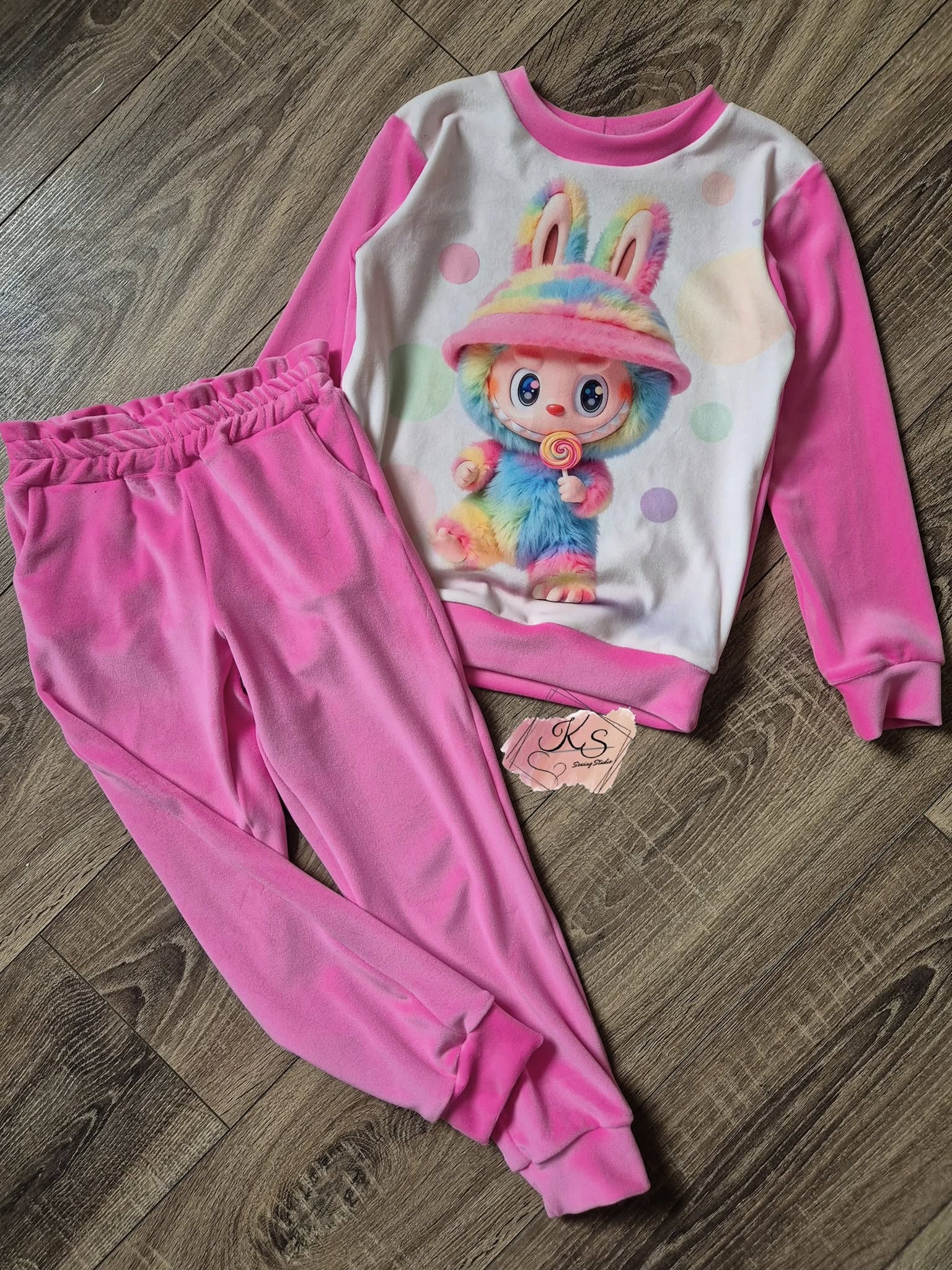 Kostiumėlis "Labubu su kepure" 110 dydis